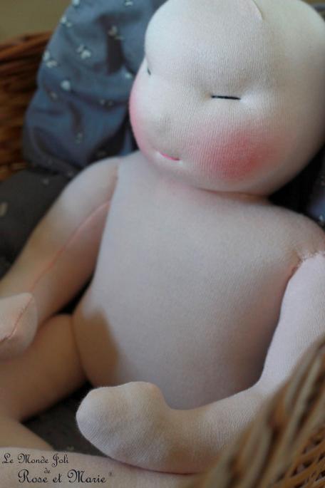 Bébé fille Le Monde Joli de Rose et Marie