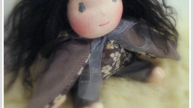 Petite poupée miniature en tissu - 14 cm