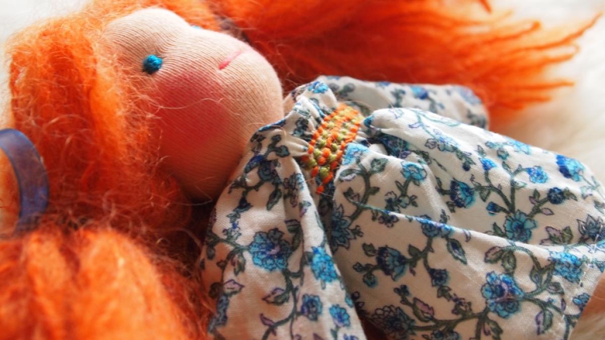 Poupée waldorf, poupée chiffon, poupée tissu, Le Monde Joli de Rose et Marie, création artisanale, poupée artisanale, vannes, Bretagne, vêtement de po