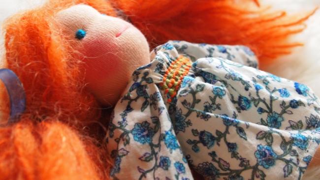 Poupée waldorf, poupée chiffon, poupée tissu, Le Monde Joli de Rose et Marie, création artisanale, poupée artisanale, vannes, Bretagne, vêtement de po