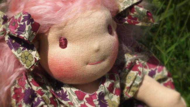 Poupée waldorf, poupée chiffon, poupée tissu, Le Monde Joli de Rose et Marie