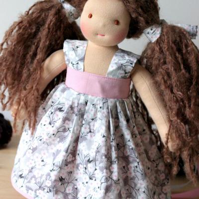 Poupée waldorf fille, personnalisée, avec chevelure en laine