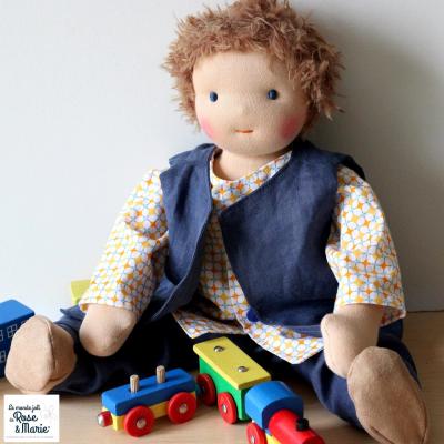 Poupée waldorf garçon, poupon personnalisé avec chevelure en laine